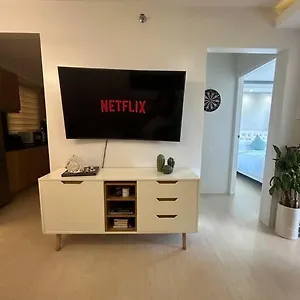 Apartment Modern Oasis: Pool + Netflix